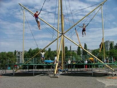 Firemná akcia s bungee trampolínou